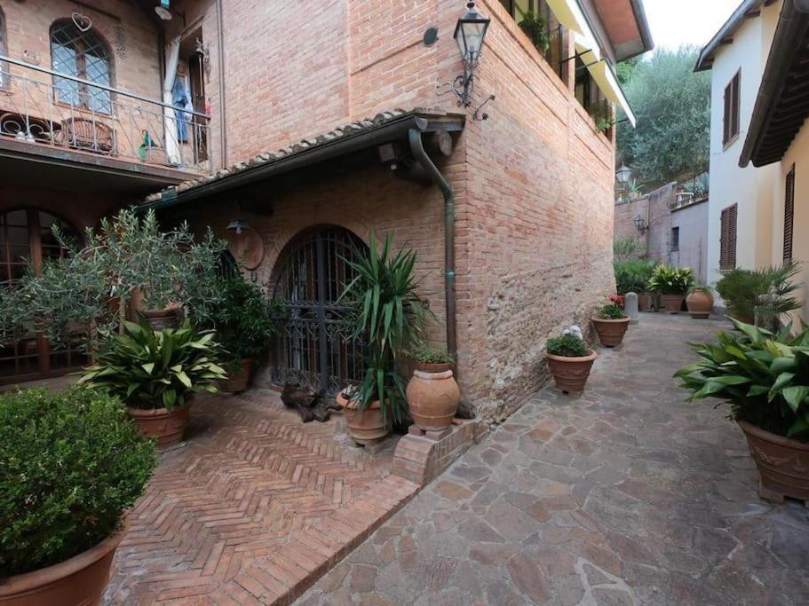 Casa Lazzaro Al Centro Di Siena Vila Exterior foto